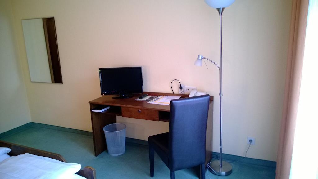 Landhotel Vierjahreszeiten Bad Konigshofen Ruang foto
