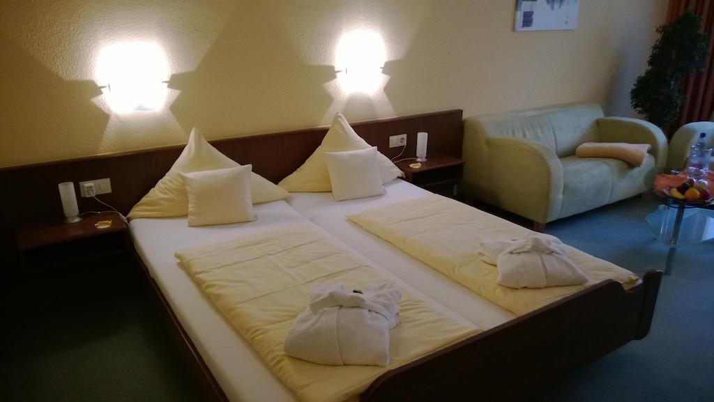 Landhotel Vierjahreszeiten Bad Konigshofen Ruang foto