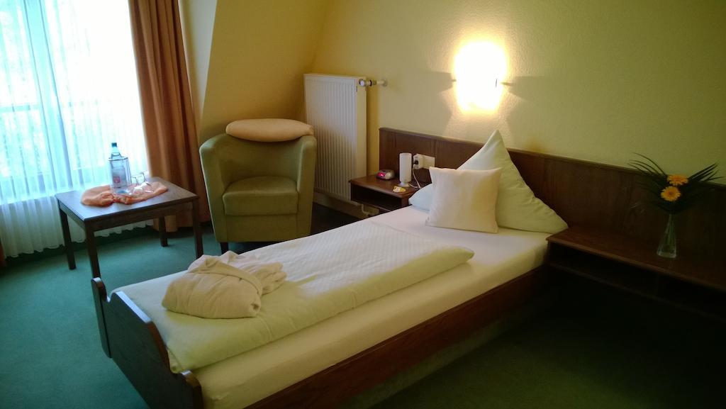 Landhotel Vierjahreszeiten Bad Konigshofen Ruang foto