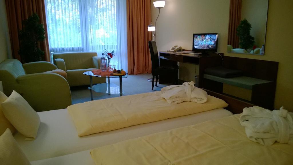 Landhotel Vierjahreszeiten Bad Konigshofen Ruang foto